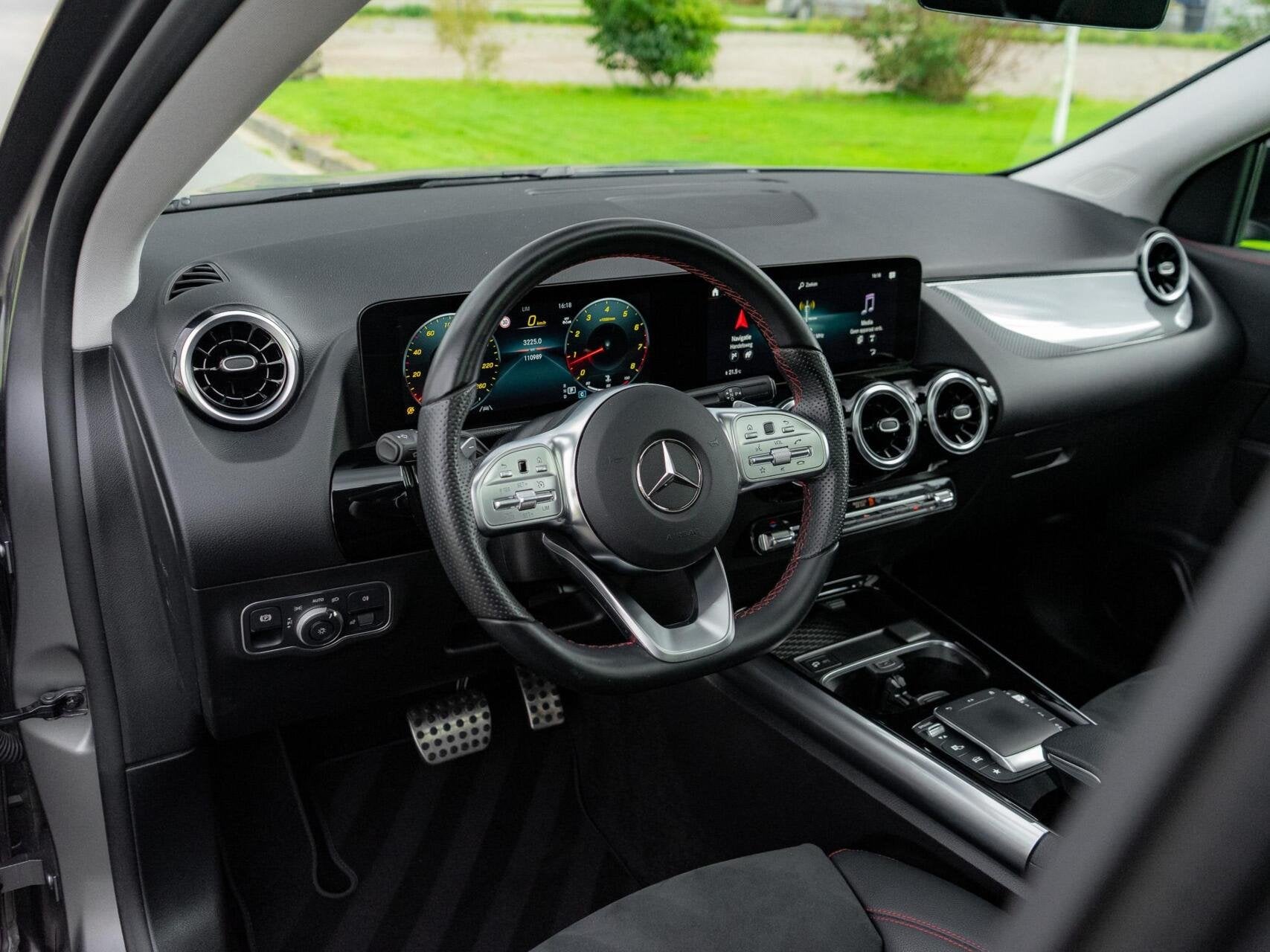 Mercedes GLA-klasse 250 AMG|Panoramadak|Keyless|Dodehoek ass, Zwart, 4 cilinders, Bedrijf, SUV of Terreinwagen