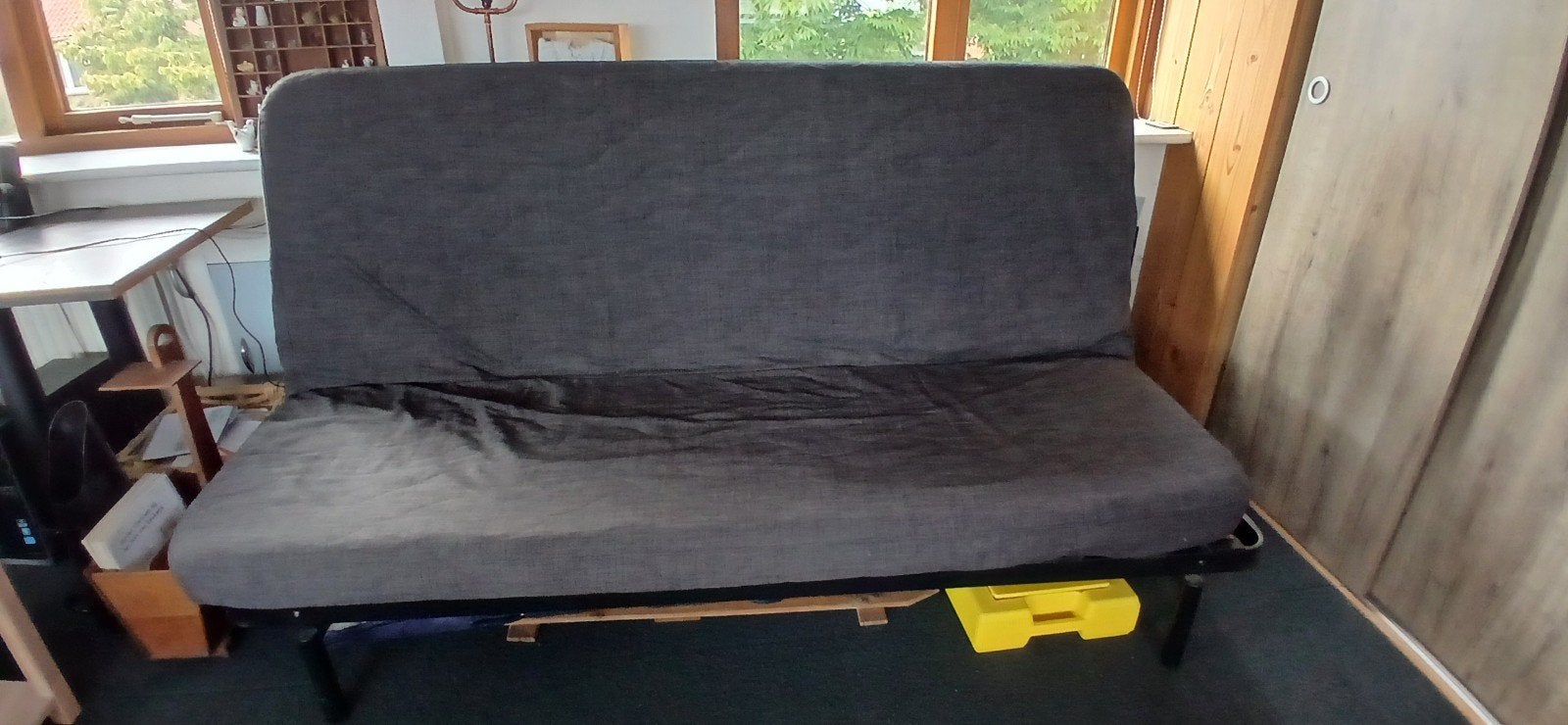 Slaapbank/futon, 140x200 cm, zo goed als nieuw, Tweepersoons, Zo goed als nieuw, Grijs, 140 cm