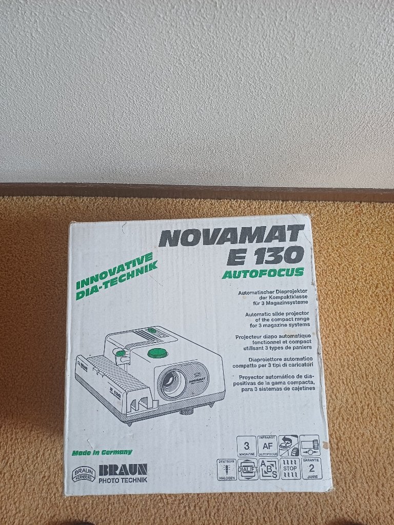 Braun Novamat E 130 Autofocus diaprojector, Audio, Tv en Foto, Diaprojectors, Ophalen, Zo goed als nieuw, Met scherm