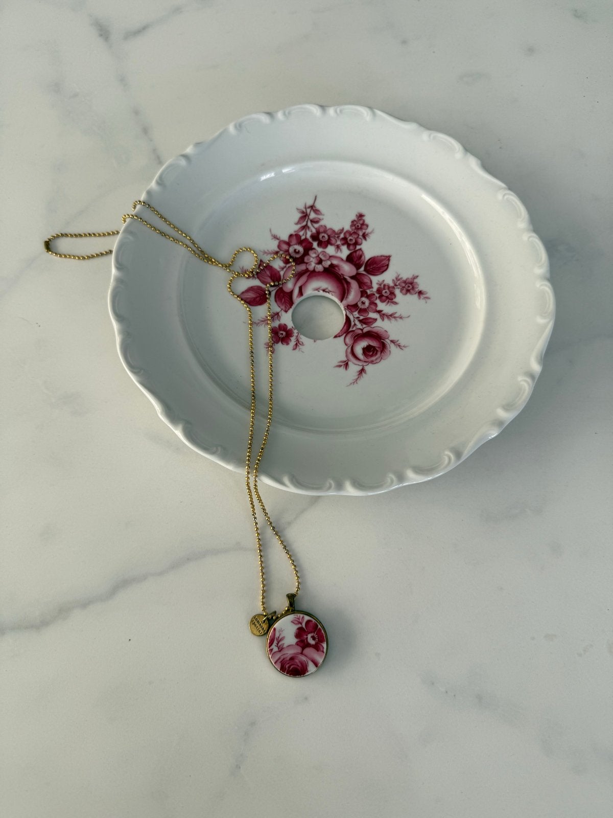 Unieke hanger van vintage bord met rozenmotief, Verzenden, Zo goed als nieuw, Rood, Overige materialen