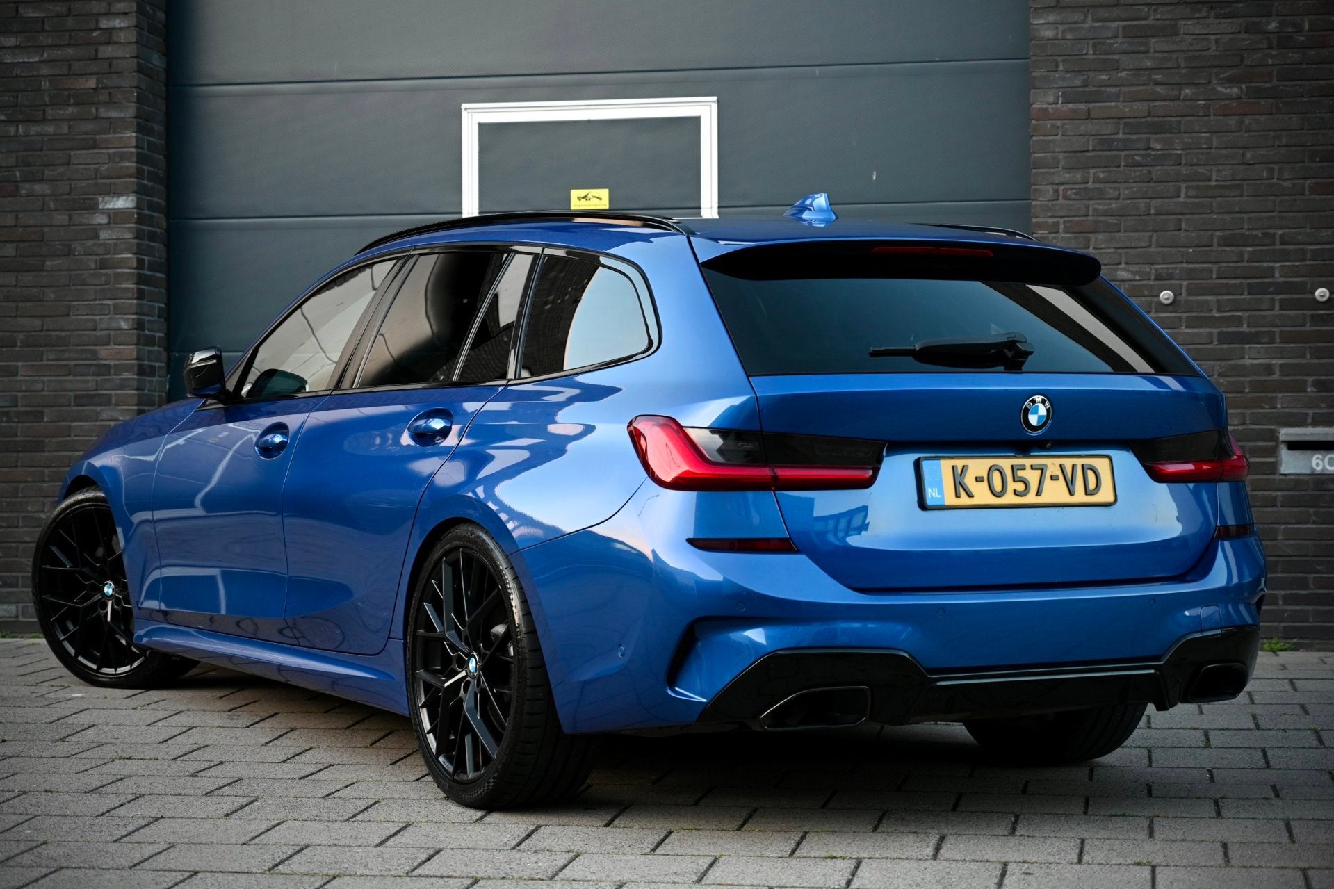 BMW 3-serie Touring 330i High Executive, M Sport | Laser | P, 4 cilinders, Leder, 1600 kg, 93 €/maand