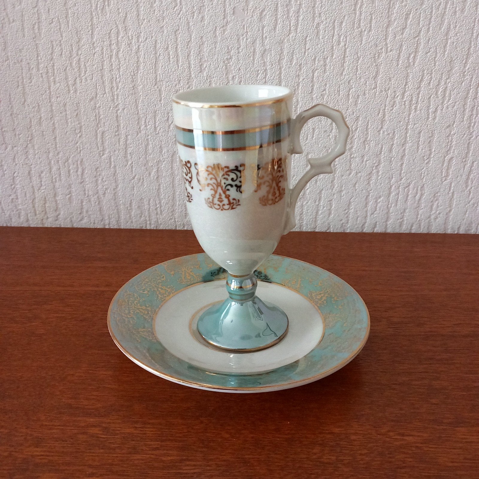Zeer elegante kop en schotel van Versailles porselein, Ophalen of Verzenden, Zo goed als nieuw, Porselein, Kop en/of schotel