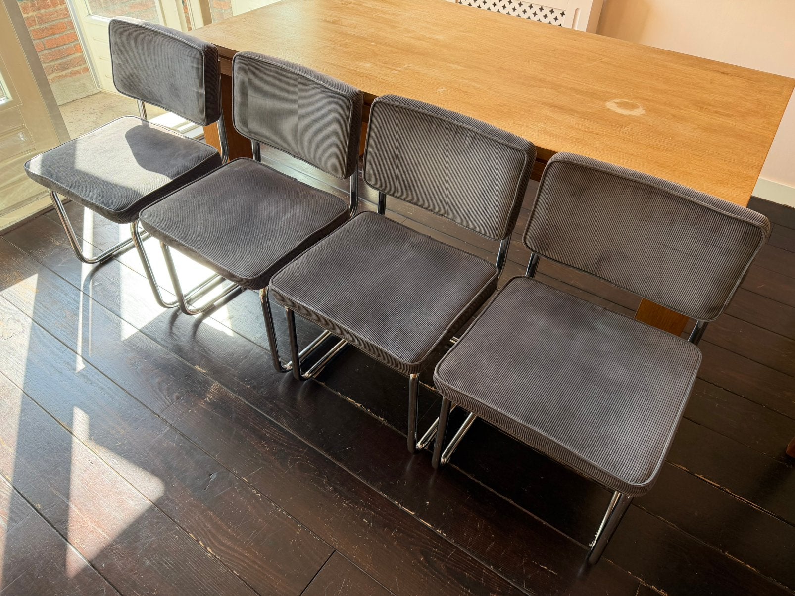 Eetkamerstoelen met ribstof in grijs (4), 4 krukken, Ophalen, Zo goed als nieuw, 60 tot 90 cm