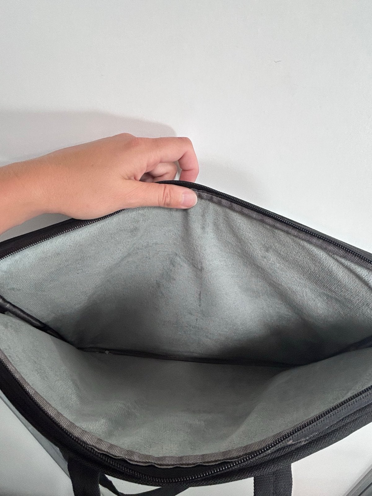 Zwarte laptop tas met schouderband - Trust, Gebruikt, Gevoerd laptopvak, 15 inch, Ophalen of Verzenden