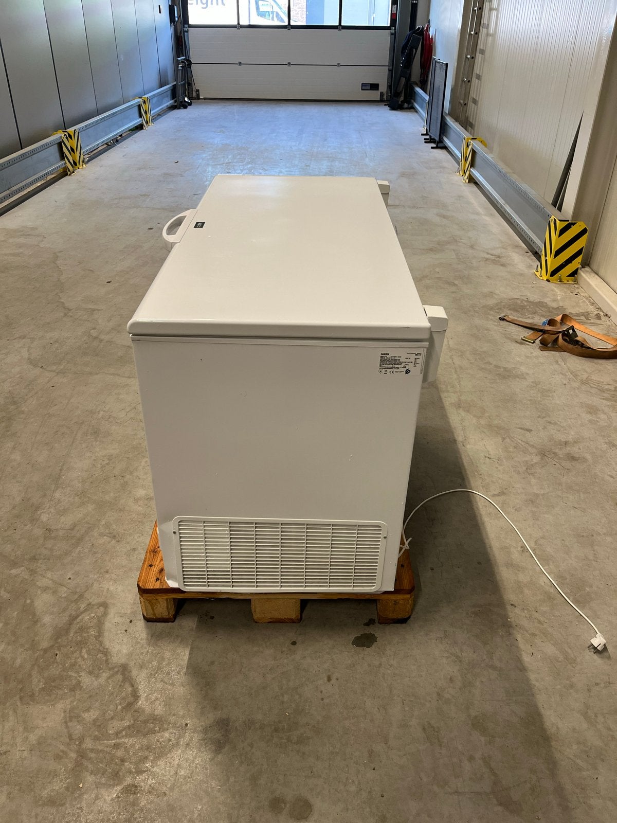 Foto 6 van Zanussi Vrieskist ZFC4100WA - 404L - Kleine deuk