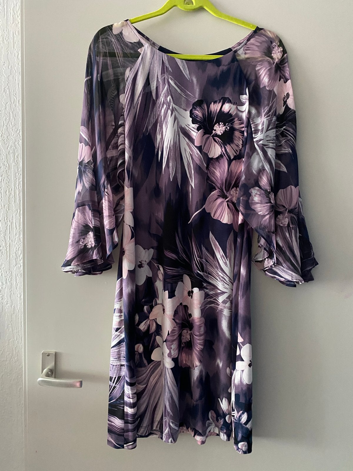 Paarse jurk met bloemenprint en wijd uitlopende mouwen, Maat 38/40 (M), Paars, Ophalen of Verzenden, Zo goed als nieuw