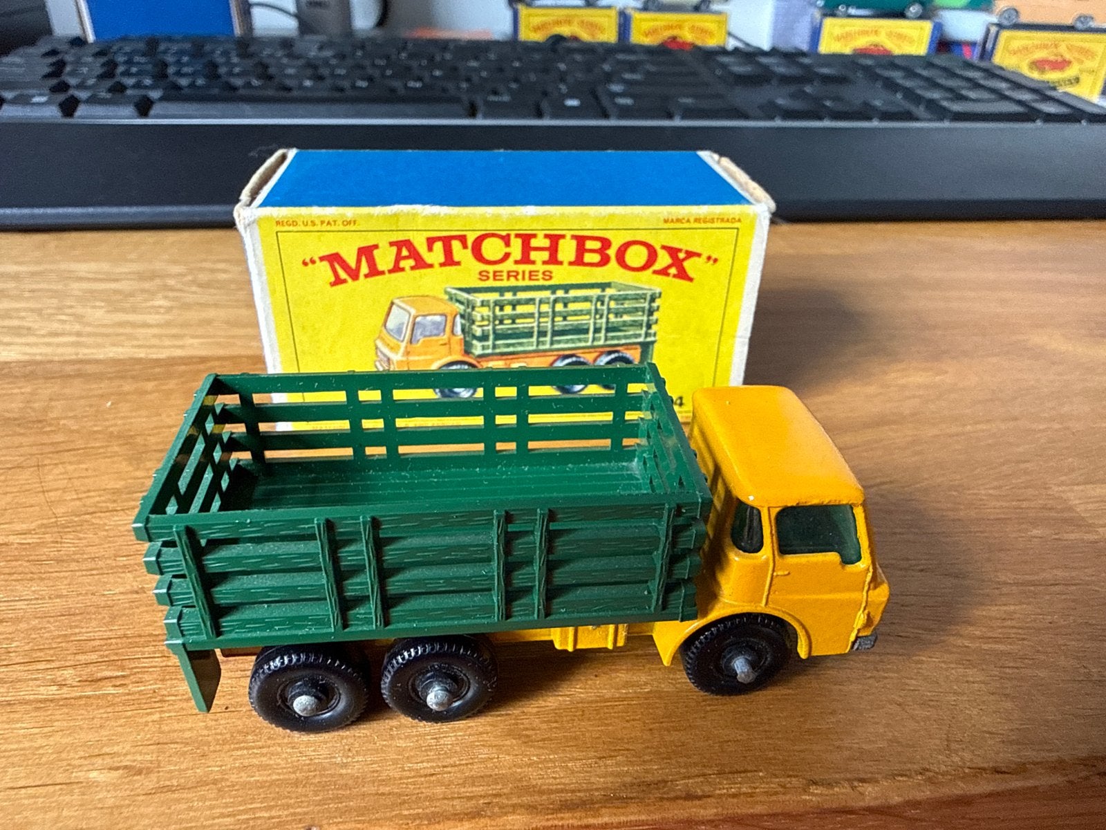 Matchbox RW 4 Stake Truck met originele doos, Verzenden, Zo goed als nieuw, Bus of Vrachtwagen