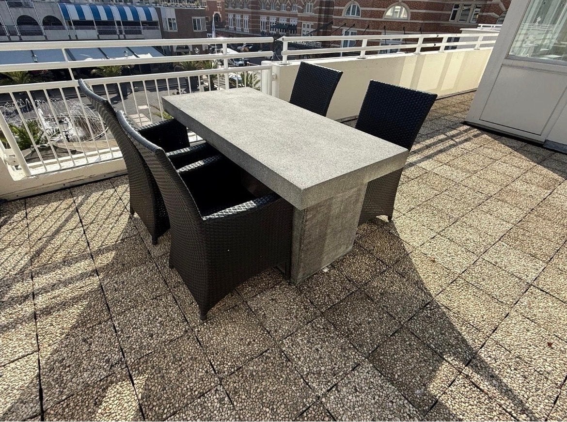 Moderne tuinset met betonnen tafel en wicker stoelen, Tuin en Terras, Tuinsets en Loungesets, Ophalen, 4 zitplaatsen, Gebruikt