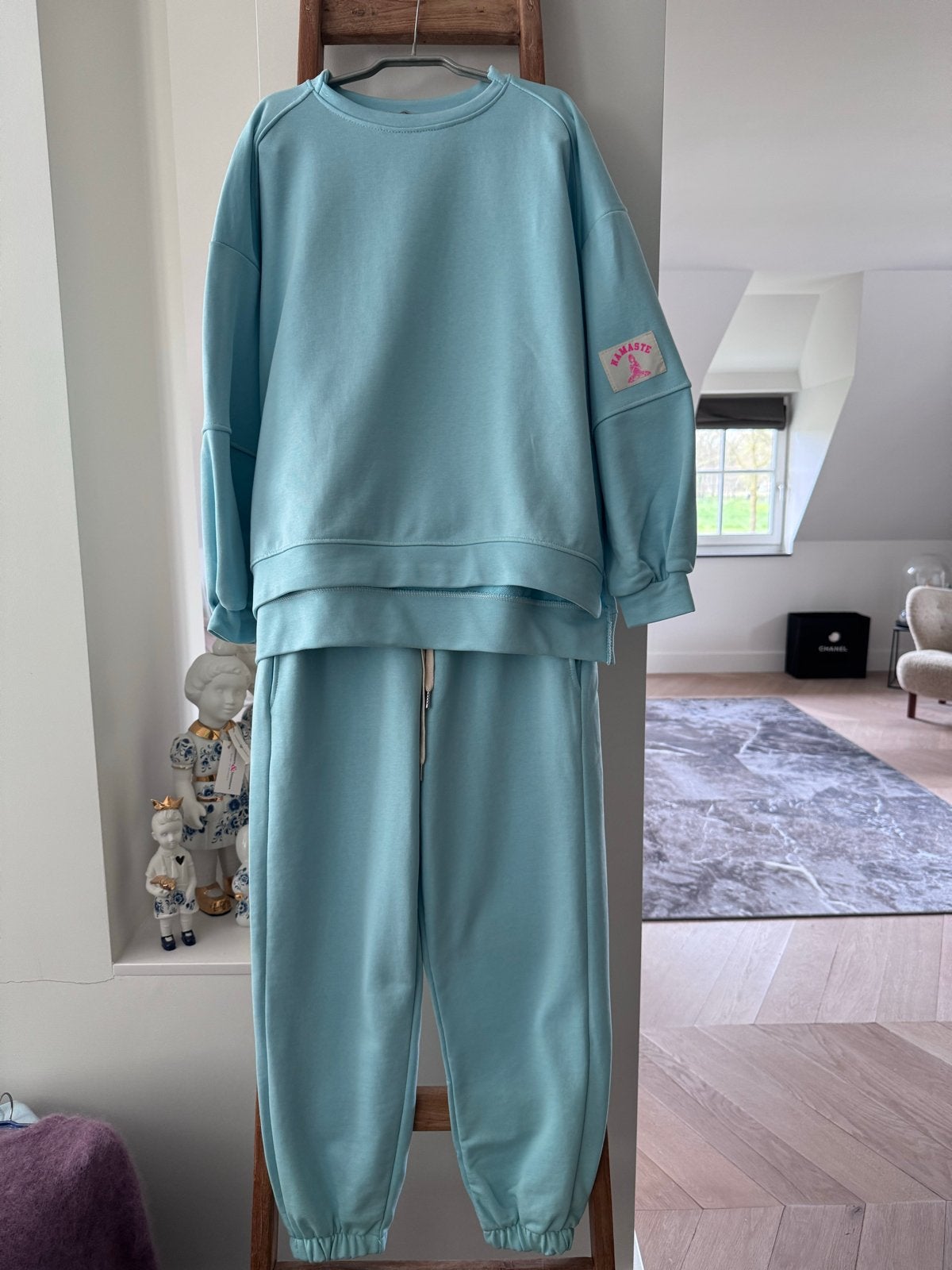 Rammenti Joggingpak - Lichtblauw met 'Namaste' patch, Verzenden, Nieuw, Maat 38/40 (M), Blauw