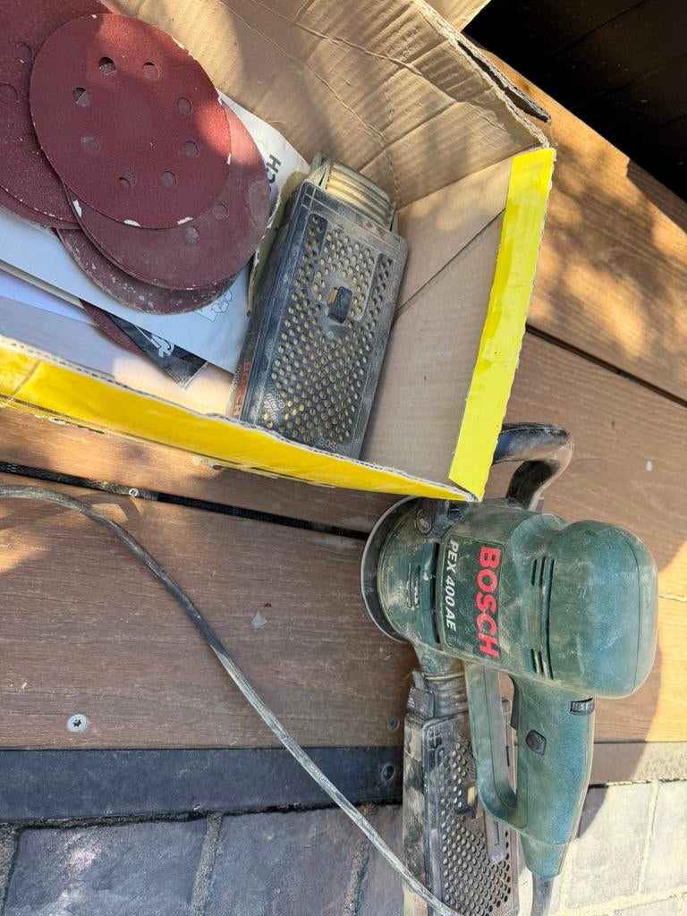 Bosch PEX 400 AE schuurmachine + veel schuurpapier – DEFECT, Ophalen of Verzenden, Gebruikt, Minder dan 600 watt, Excentrische schuurmachine