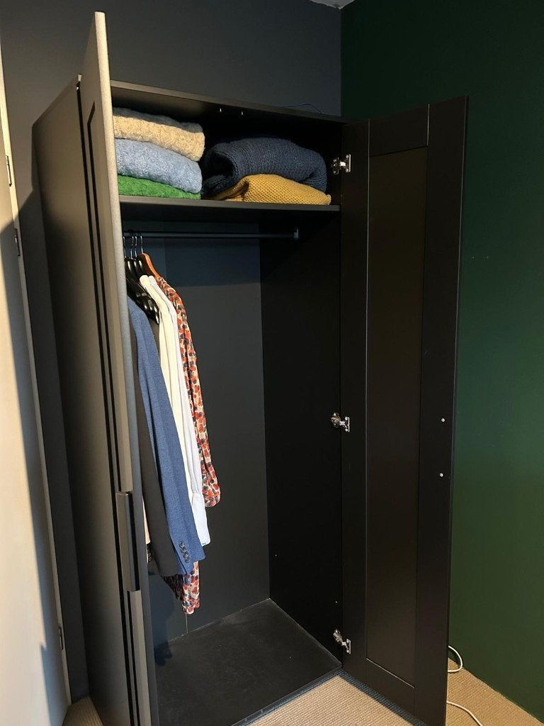 Brimnes kledingkast zwart, Ophalen, Gebruikt, 100 tot 150 cm, Met plank(en)