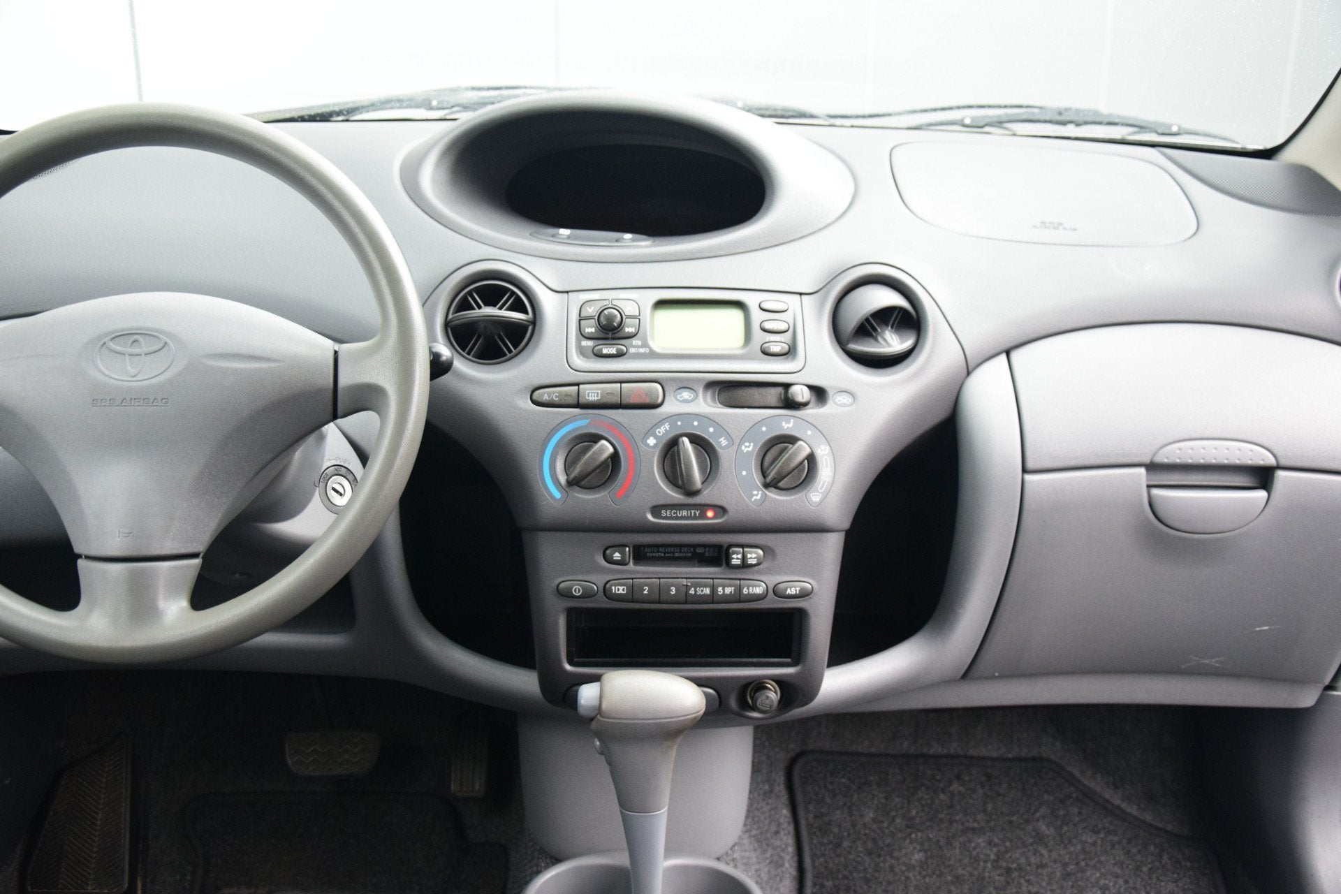 Toyota Yaris 1.3-16V VVT-i Sol Automaat Airco 102dkm!, Auto's, 1299 cc, Metallic lak, Origineel Nederlands, Bedrijf