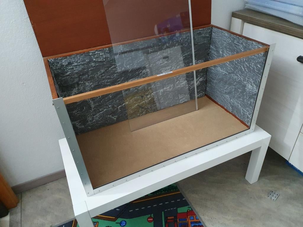 Diorama Vitrine!, Ophalen