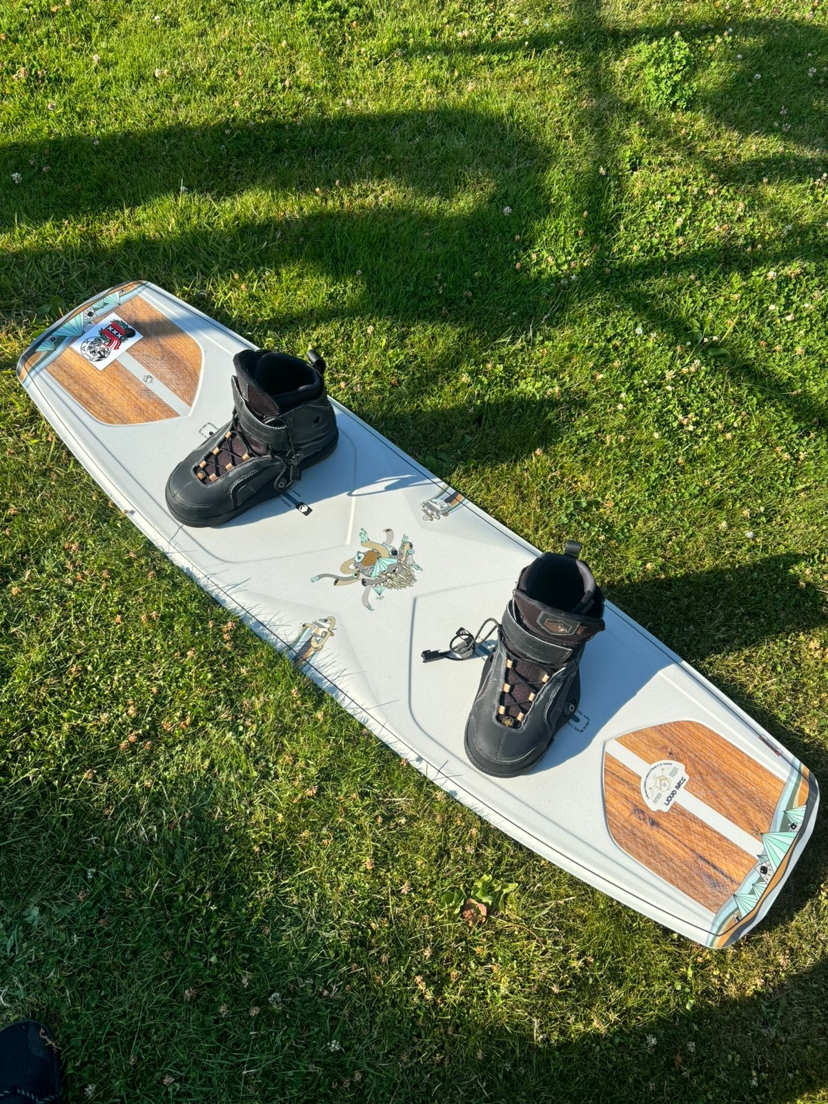 Liquid force wakeboard set met bindingen, Twintip, Ophalen, Zo goed als nieuw, 4 m² of minder