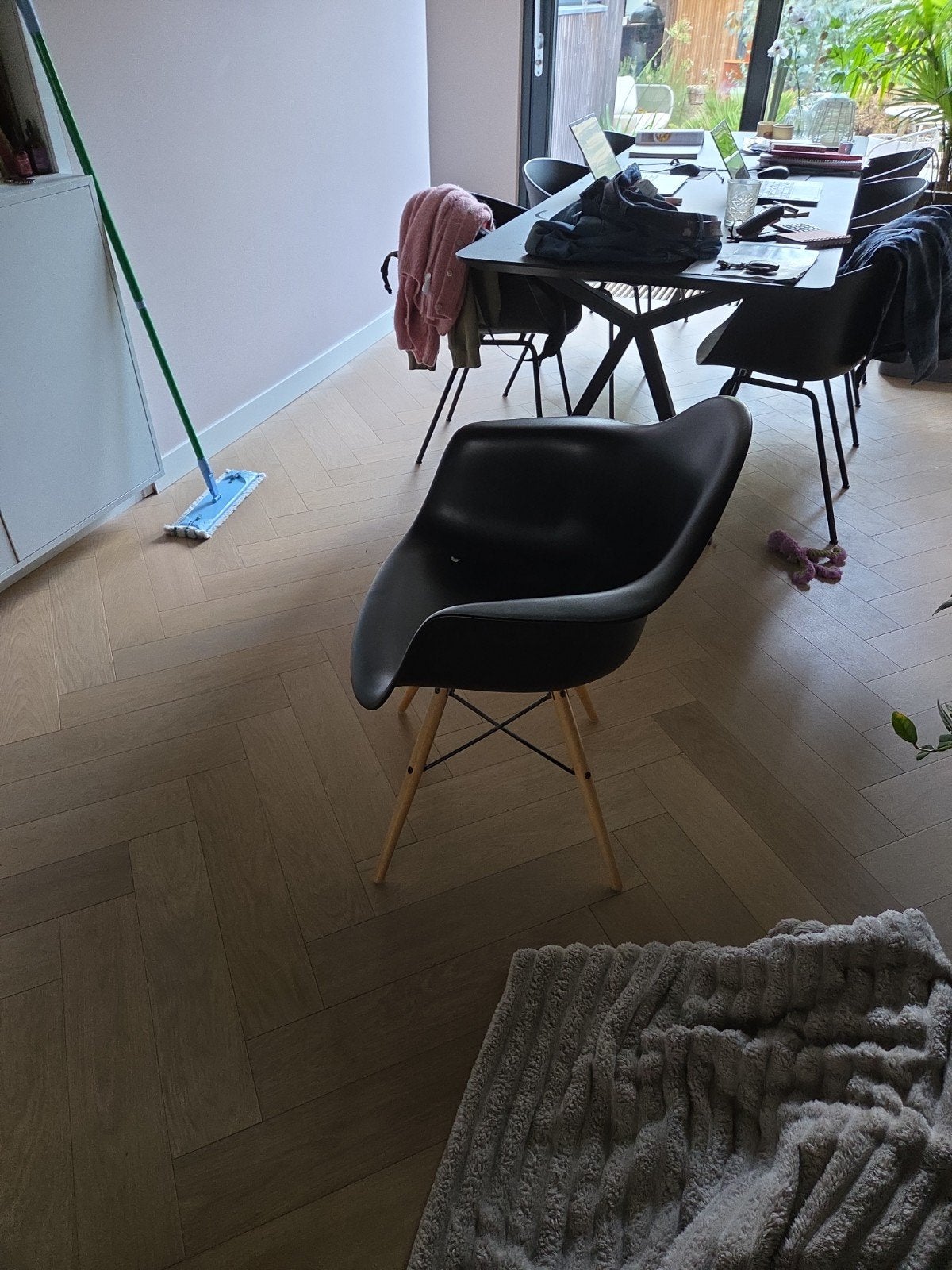 Eames (remake) kuipstoel met houten onderstel, Gebruikt, Zwart, Modern, Scandinavisch, Design, Eén