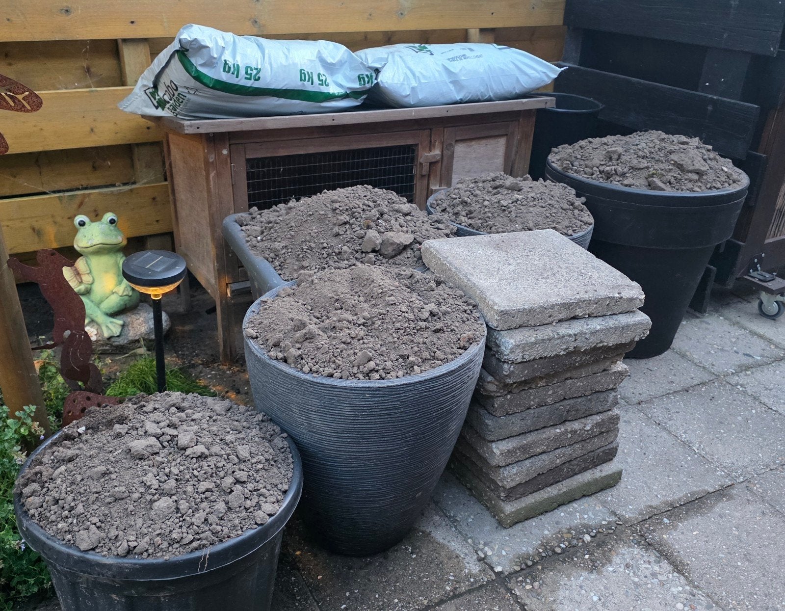 grond met pot ,2x 25 kg ophoogzand en 10 stoeptegels 30x30, Ophalen, Gebruikt, Overige materialen, 2 zitplaatsen