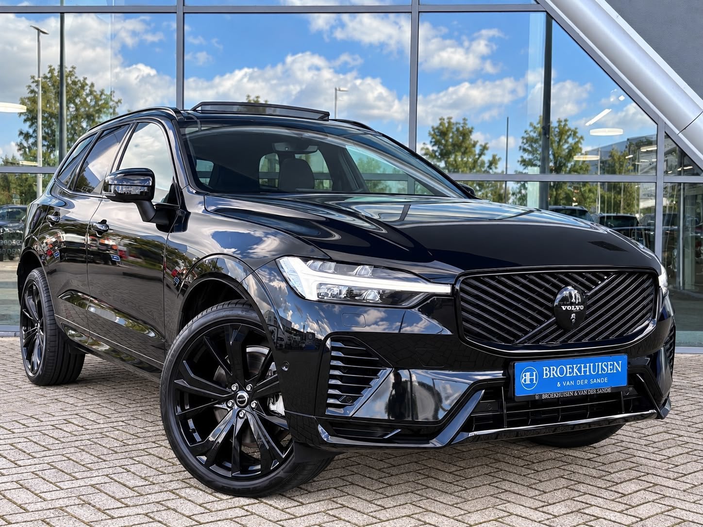 Volvo XC60 2.0 T8 Plug-in hybrid AWD Ultra Black Edition FAC, Auto's, Automaat, Dealer onderhouden, Gebruikt, Zwart