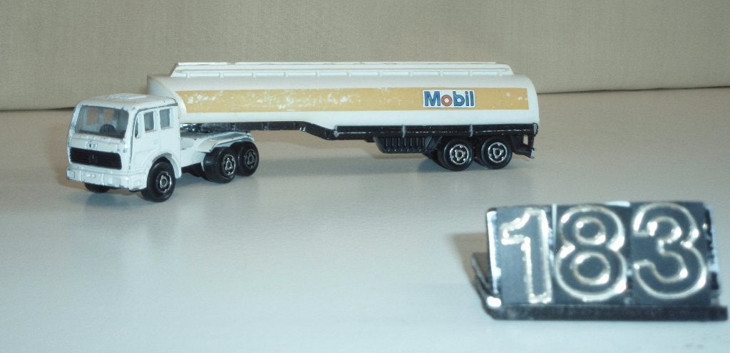 Te koop modelauto mercedes - trekker tankoplegger - mobil, Ophalen of Verzenden, Gebruikt, Auto's