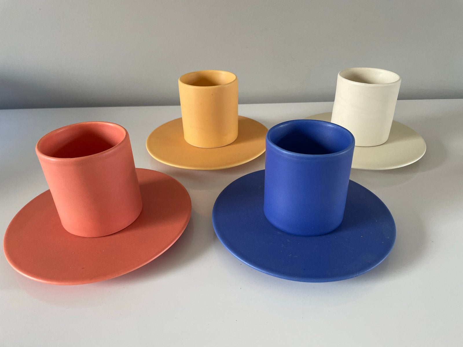 Set van 4 kleurrijke kopjes en schotels, Huis en Inrichting, Keuken | Servies, Ophalen of Verzenden, Zo goed als nieuw, Keramiek