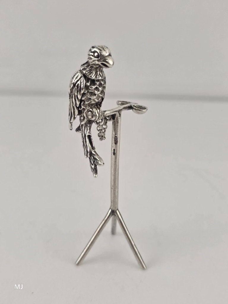 Zilveren miniatuur Pappagaai op stok                     Z65