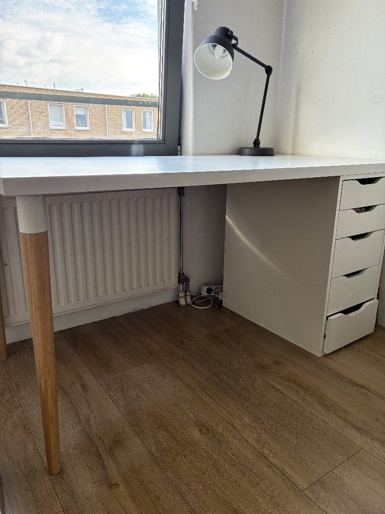 Bureau IKEA Linnmon met bamboepoten, Huis en Inrichting, Gebruikt, Hout, Schoolbureau, Ophalen of Verzenden
