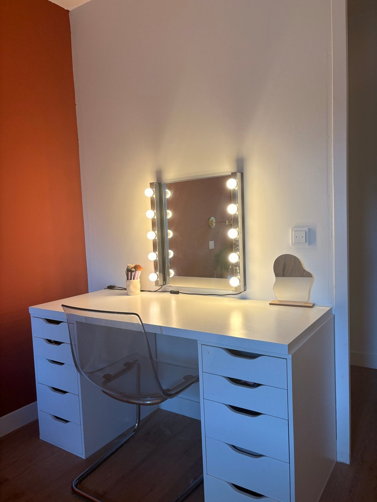 Make-up tafel met spiegel, verlichting en stoel, Huis en Inrichting, Woonaccessoires | Spiegels, Ophalen, 100 tot 150 cm, 125 cm of meer