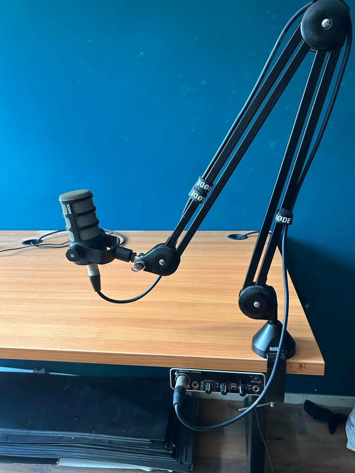 Podmic met rode boomarm en uc22 behringer versterker, Ophalen of Verzenden, Zo goed als nieuw, Studiomicrofoon