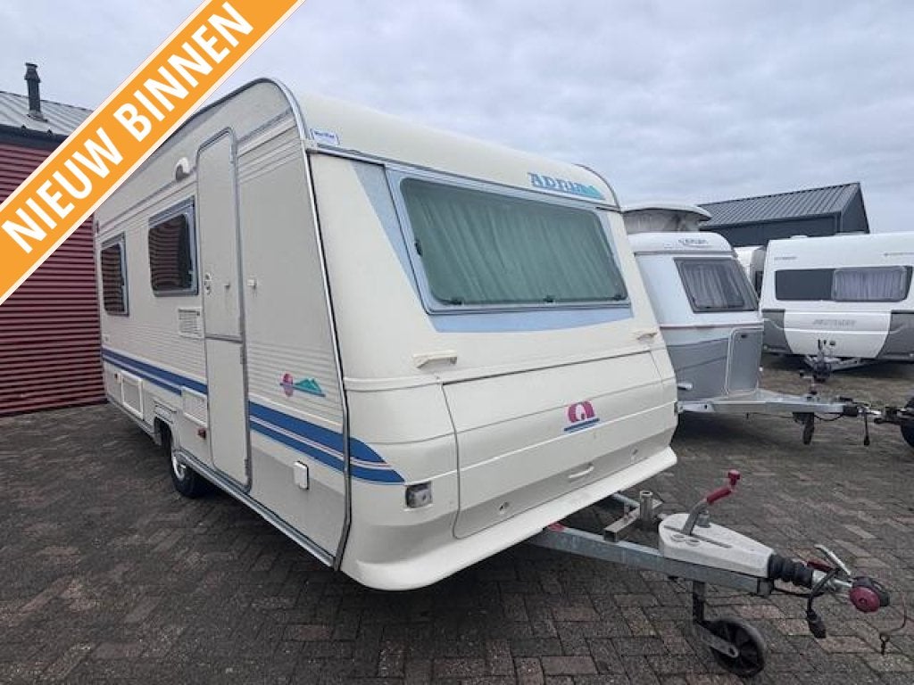 Adria Unica 462 DP bj.2001 met VOORTENT EN FIETSENREK!!!, Caravans en Kamperen, Bedrijf, Treinzit, Tot en met 4, 750 - 1000 kg