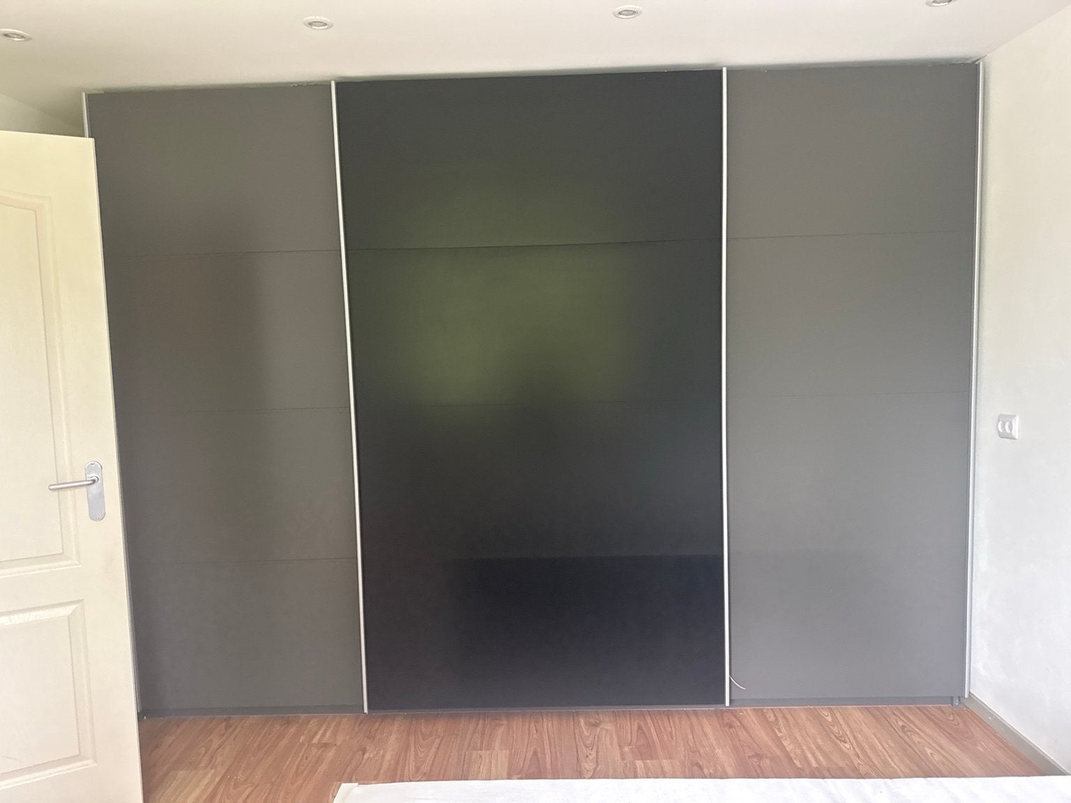 Ruime schuifdeurkast antraciet/zwart, Huis en Inrichting, Kasten | Roldeurkasten en Archiefkasten, Ophalen, Gebruikt, 200 cm of meer