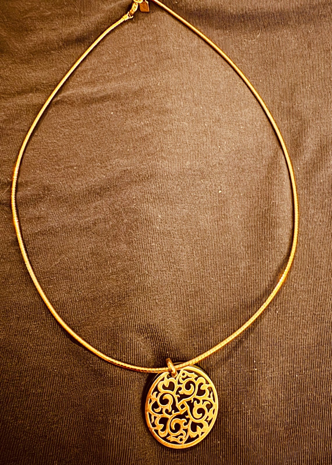 Elegante Victoria gouden omega-ketting met ronde hanger, Ophalen of Verzenden, Zo goed als nieuw, Goud, Overige materialen