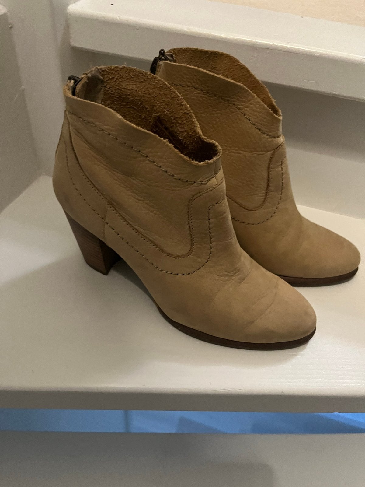 UGG Beige leren enkellaarsjes met hak - Maat37 39, Kleding | Dames, Ophalen of Verzenden, Gedragen, Beige, Lage of Enkellaarzen