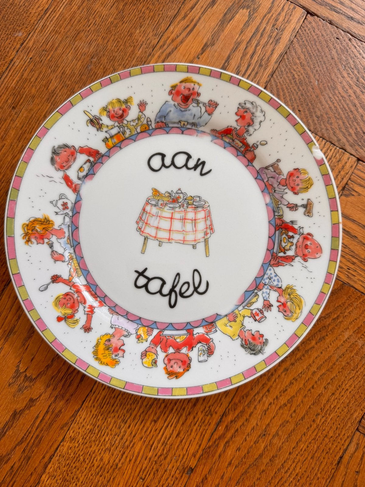 Twee borden 'Aan Tafel' met lichte chipjes, Gebruikt, Ophalen of Verzenden, Bord(en), Overige stijlen