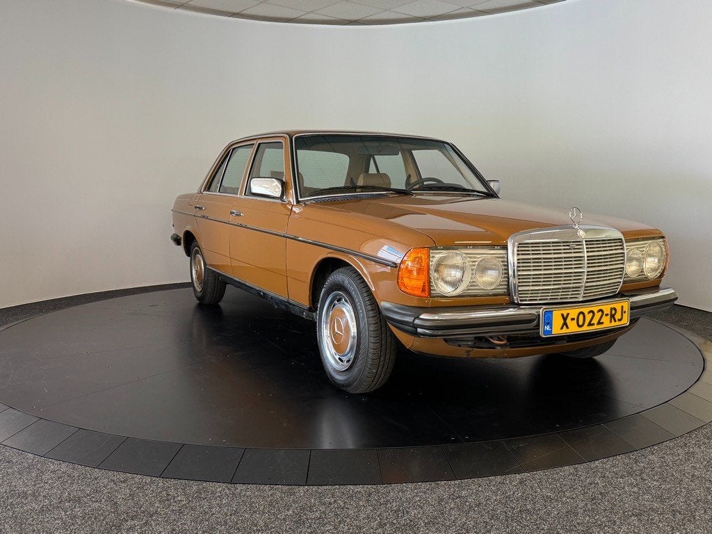 Mercedes-benz 240 DL wegenbelasting vrij!, Auto's, Mercedes-Benz, 65 pk, 2404 cc, Gebruikt, 4 cilinders