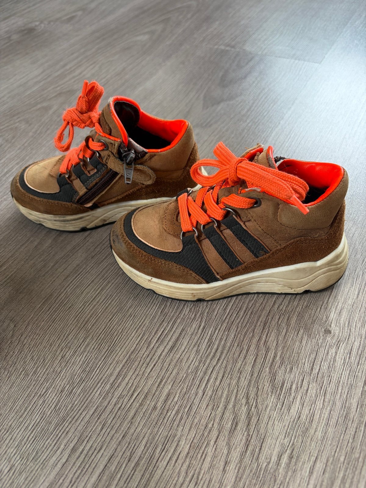 Pinocchio sneakers bruin/zwart met oranje veters maat 25, Kinderen en Baby's, Gebruikt, Schoenen, Ophalen of Verzenden, Jongen
