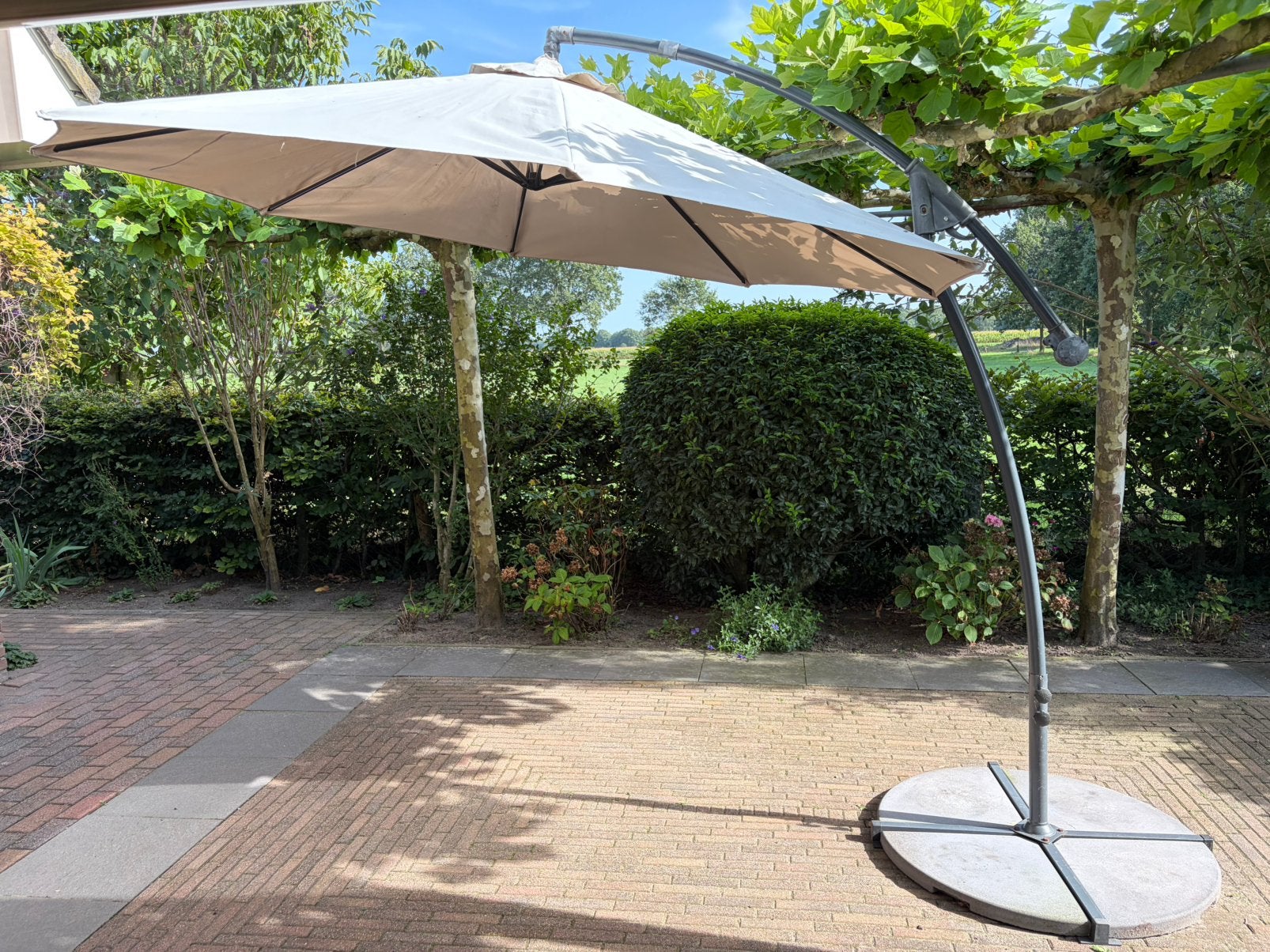 Grote ronde zweefparasol 300cm met stenen voet