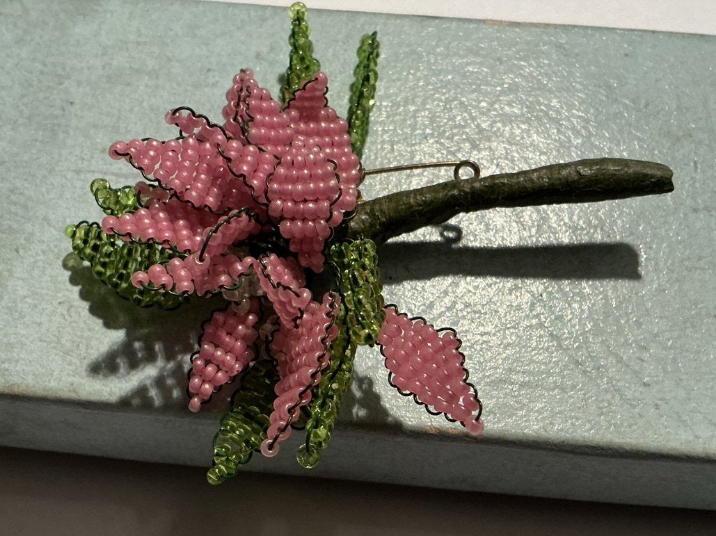 VINTAGE DECORATIE CORSAGE MET BLOEMEN VAN KRAALTJES, Verzenden, Broche