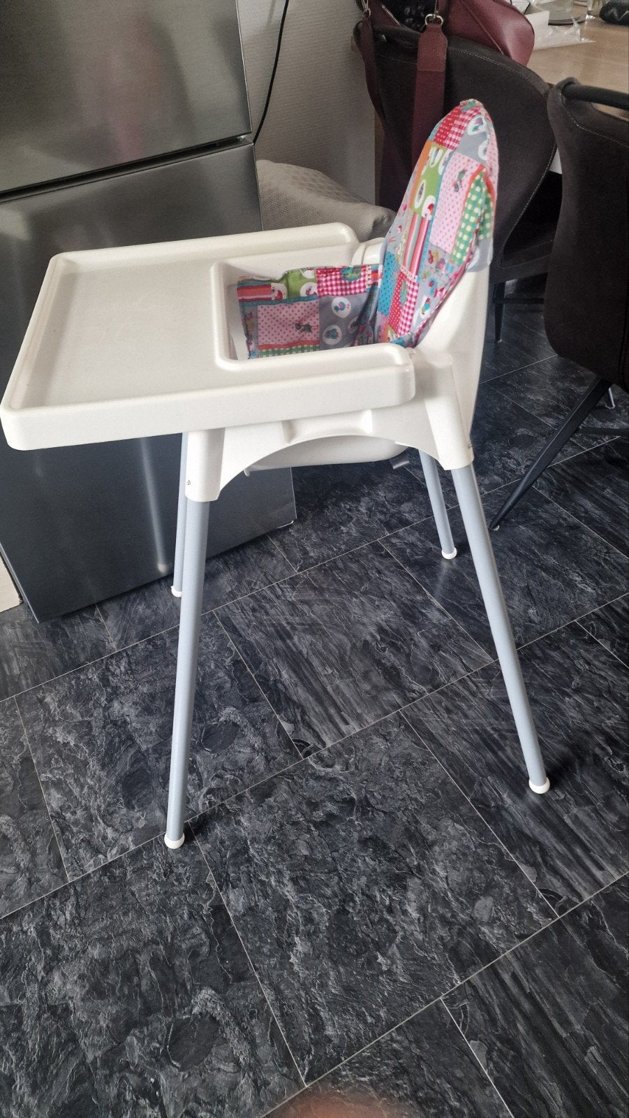 Ikea kinderstoel met eetblad en stoelverkleiner, Ophalen, Zo goed als nieuw