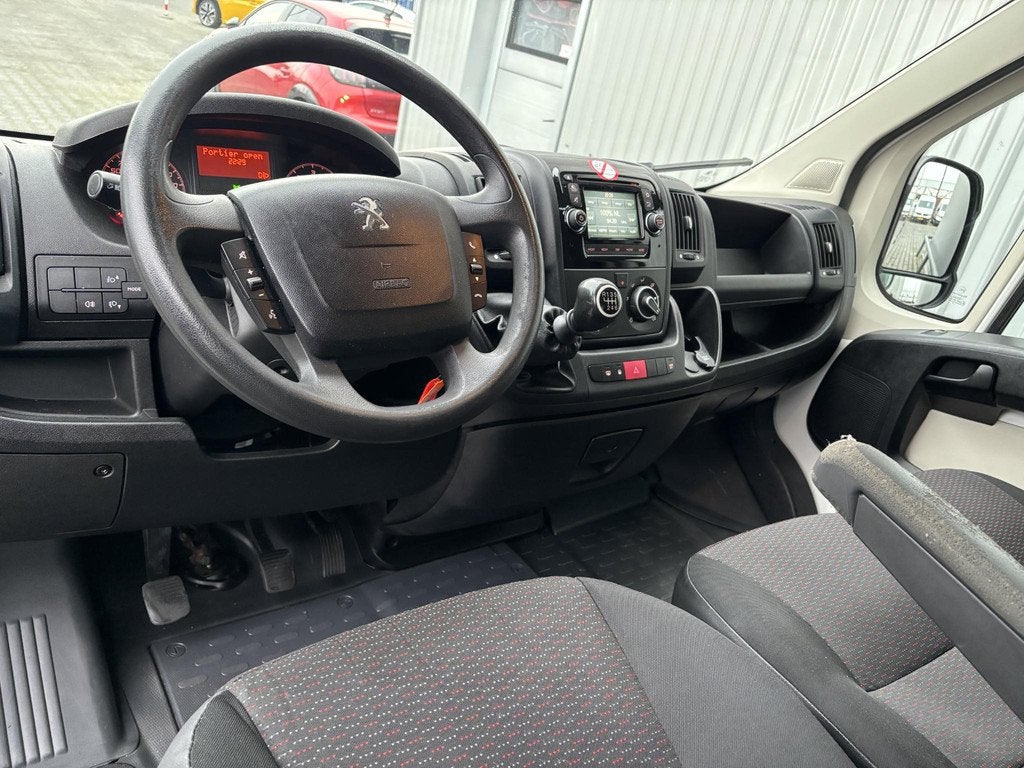 Peugeot Boxer 335 2.2*BAKWAGEN*LAADKLEP*A/C*NAVI*3PERS.*CITY, Auto's, Bestelauto's, Voorwielaandrijving, Euro 5, Stof, Gebruikt