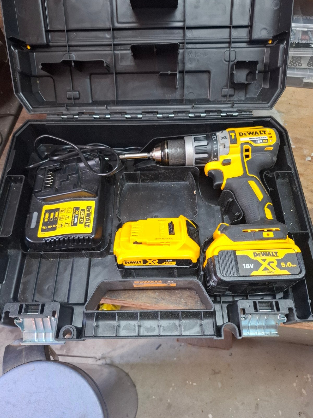 DeWalt DCD796 Boor-/Schroefmachine met 2 accu's en lader, Doe-het-zelf en Verbouw, Gereedschap | Boormachines, 600 watt of meer