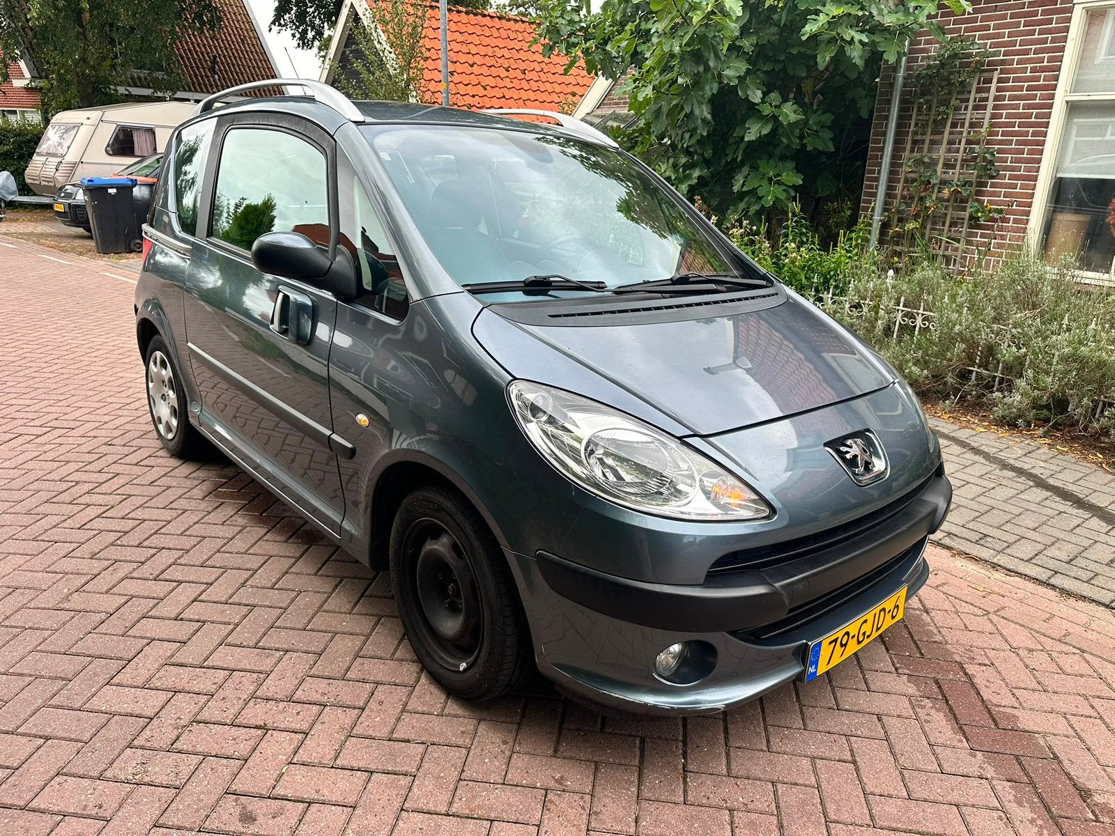 Peugeot 107 1.0 12V 5DR 2008 donkergrijs metallic weinig km, Voorwielaandrijving, Stof, 4 cilinders, 610 kg