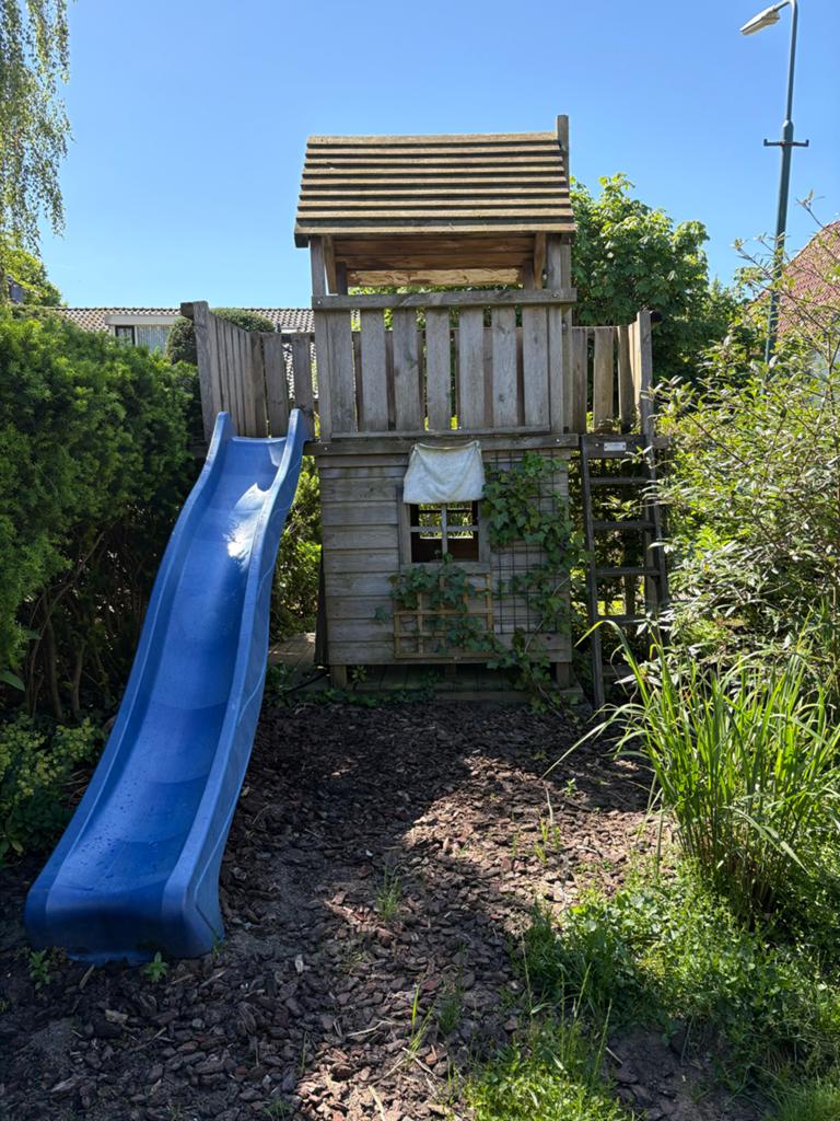 Houten speelhuisje met glijbaan en picknicktafel. Gratis!, Ophalen, Gebruikt, Hout