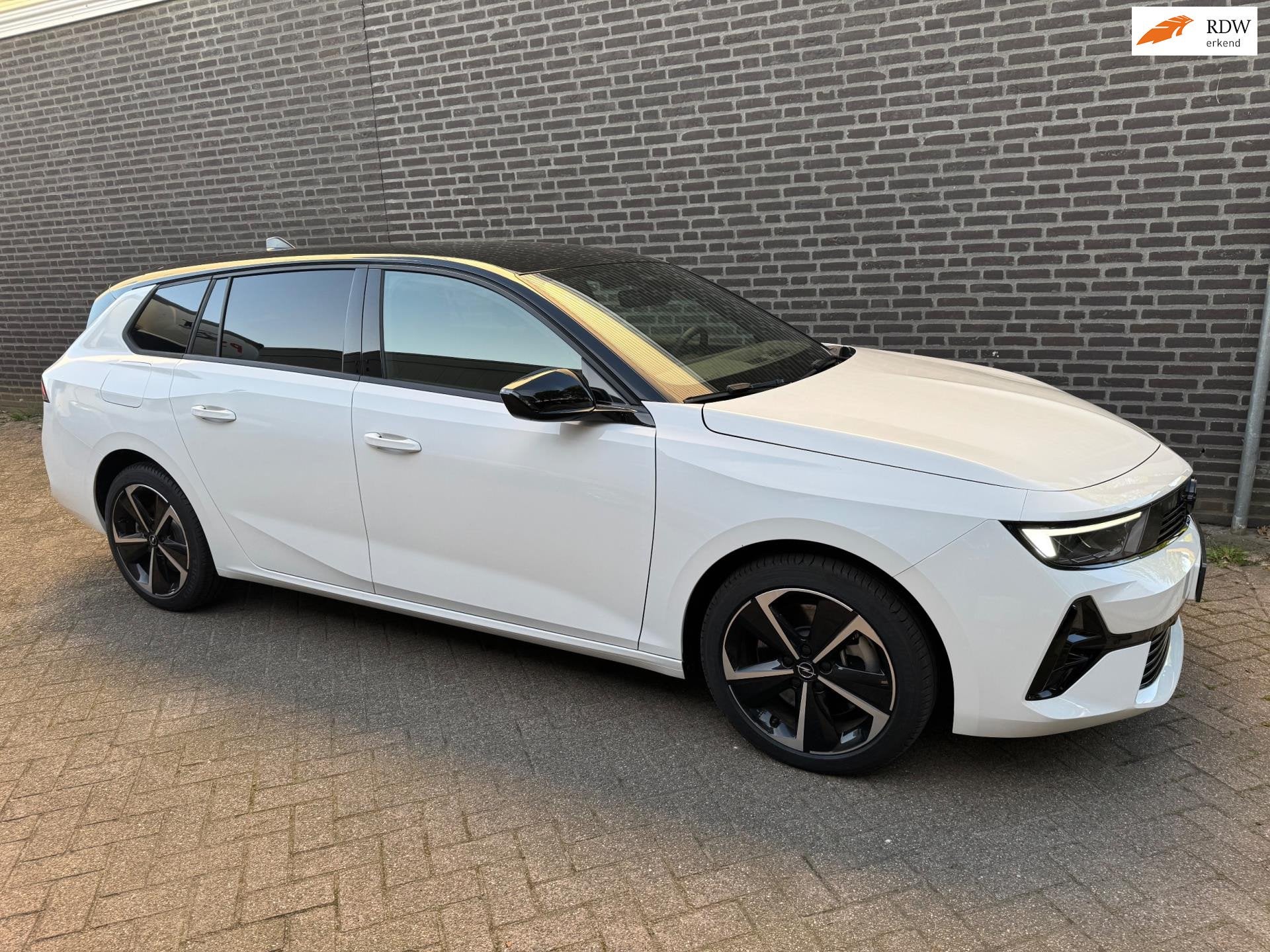 Opel ASTRA SPORTS TOURER 1.6 Turbo Plug In Hybrid Edition, Auto's, Opel, Stof, 4 cilinders, 150 pk, Wit
