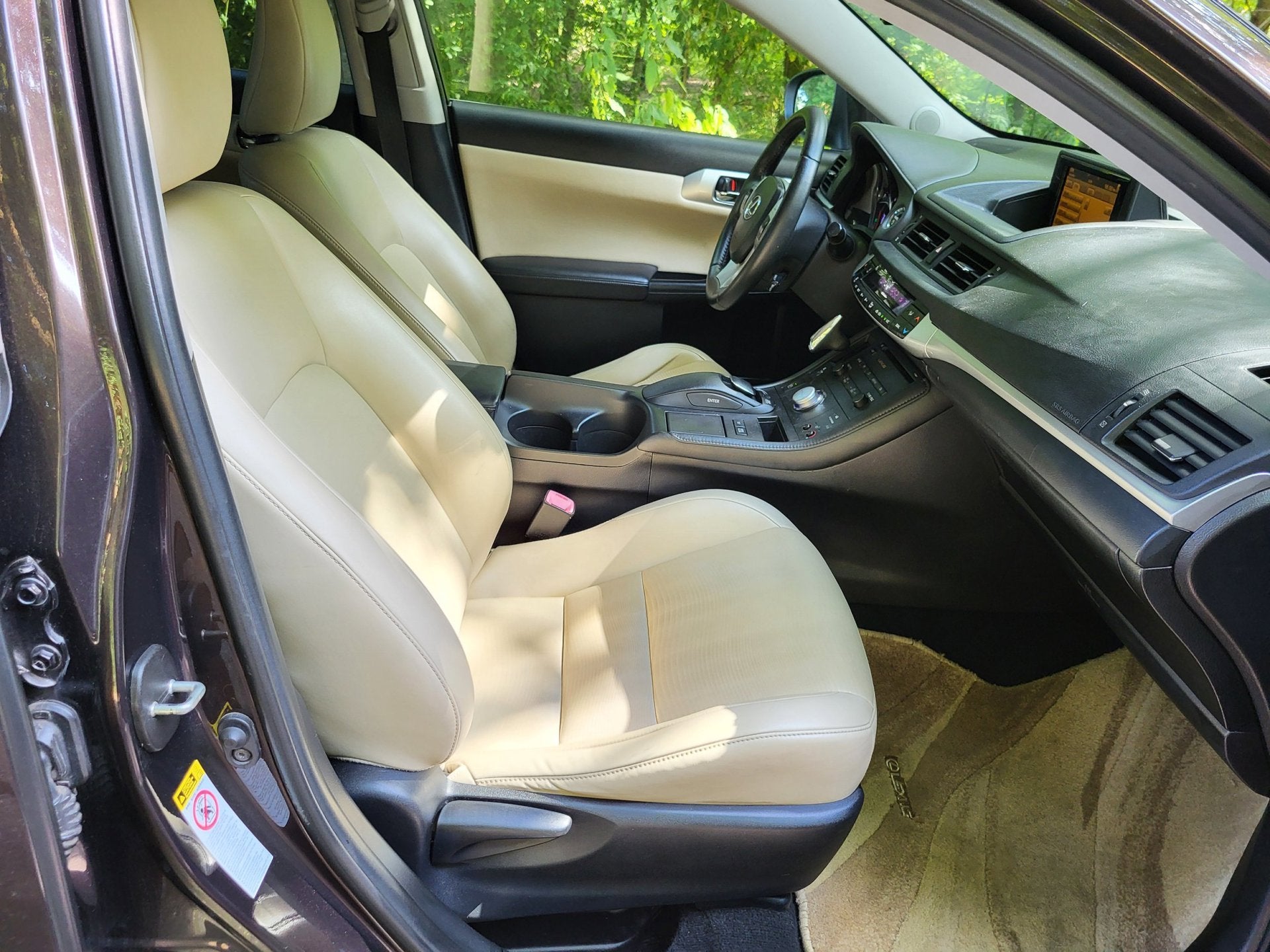 Lexus CT 200h Hybride 136 ch • Boîte auto • Cuir beige • GPS • Caméra de recul • Keyless