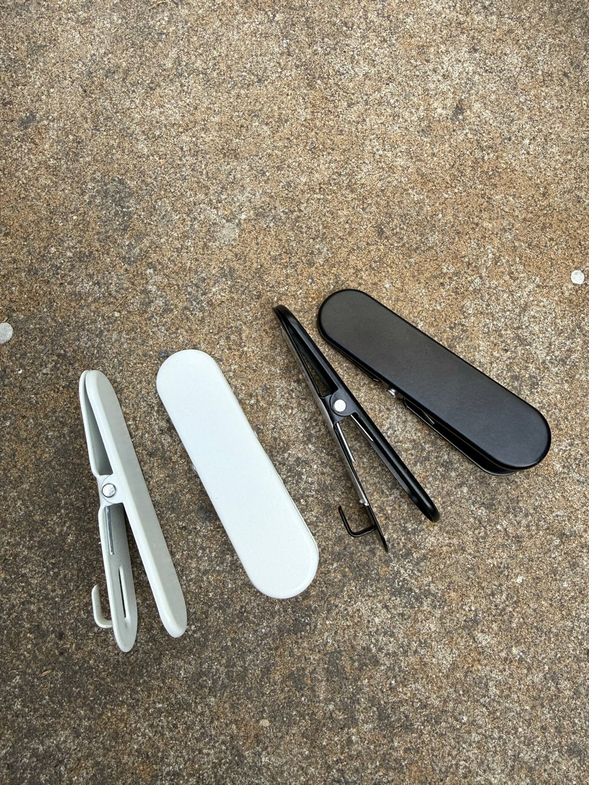 IKEA SKÅDIS Clips met haak (2x wit, 2x zwart), Meerkleurig, Ophalen of Verzenden, Zo goed als nieuw, Metaal
