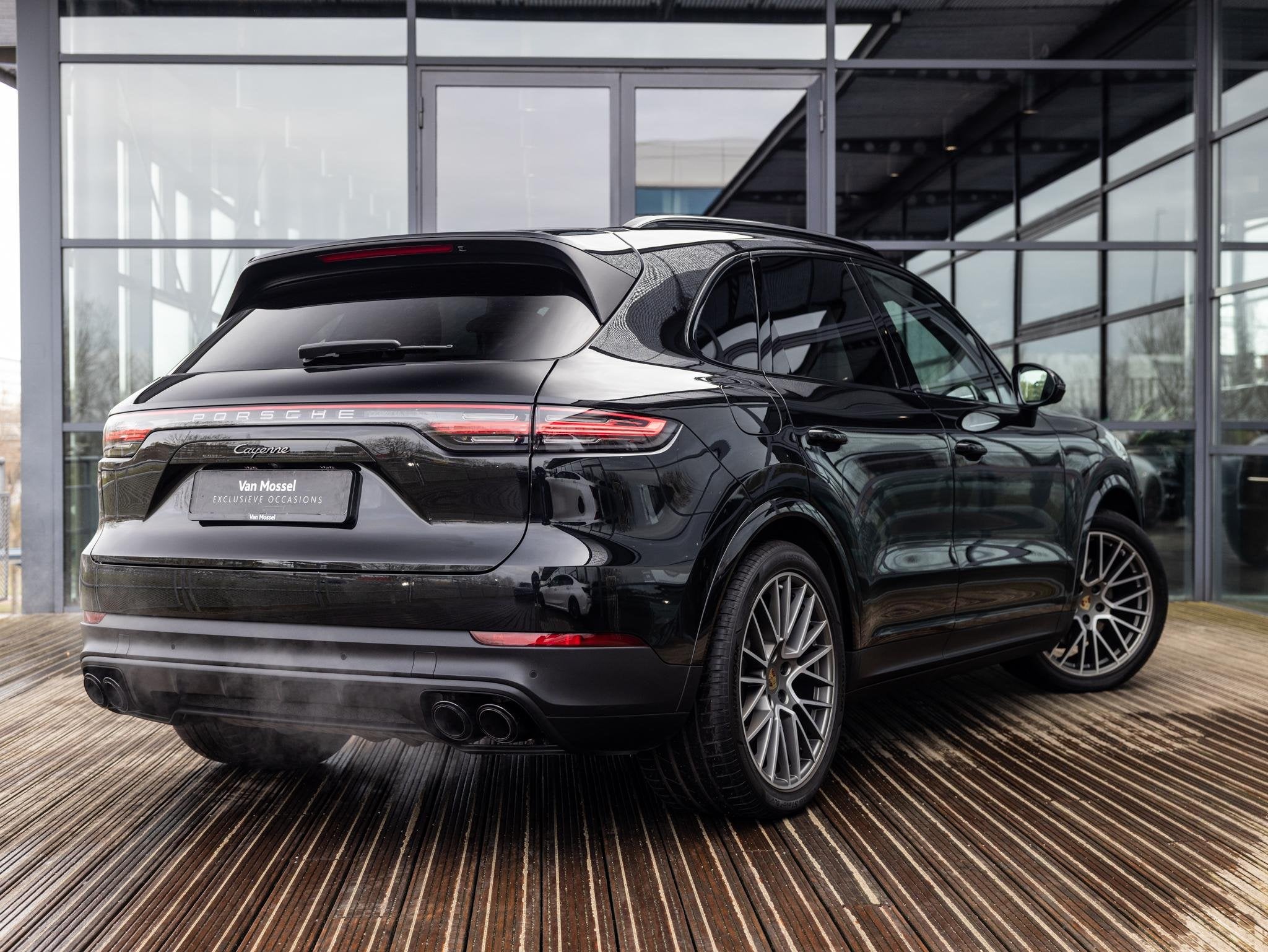 Porsche Cayenne 3.0 E-Hybrid Platinum Edition | SPORTCHRONO, 14 kWh, 2995 cc, Zwart, Vierwielaandrijving