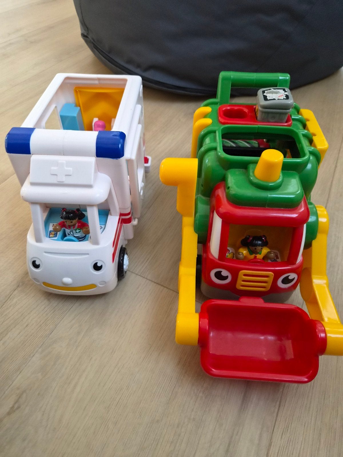 WOW Toys Ziekenwagen en Vuilnisauto Speelgoed, Ophalen, Gebruikt