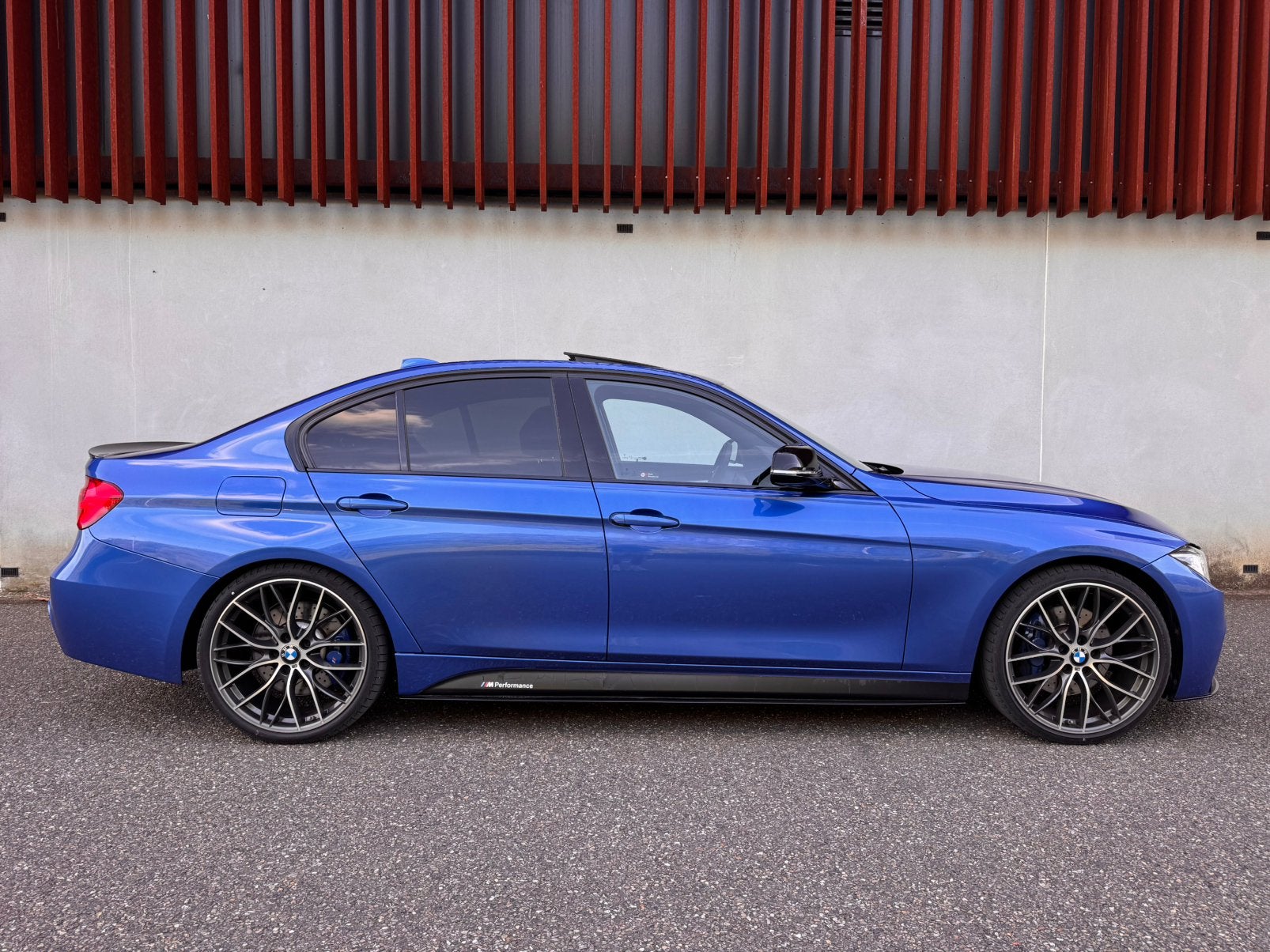 BMW 3-Serie 330e M-Performance | HUD | LED | ACC, Auto's, Automaat, Achterwielaandrijving, 252 pk, Blauw