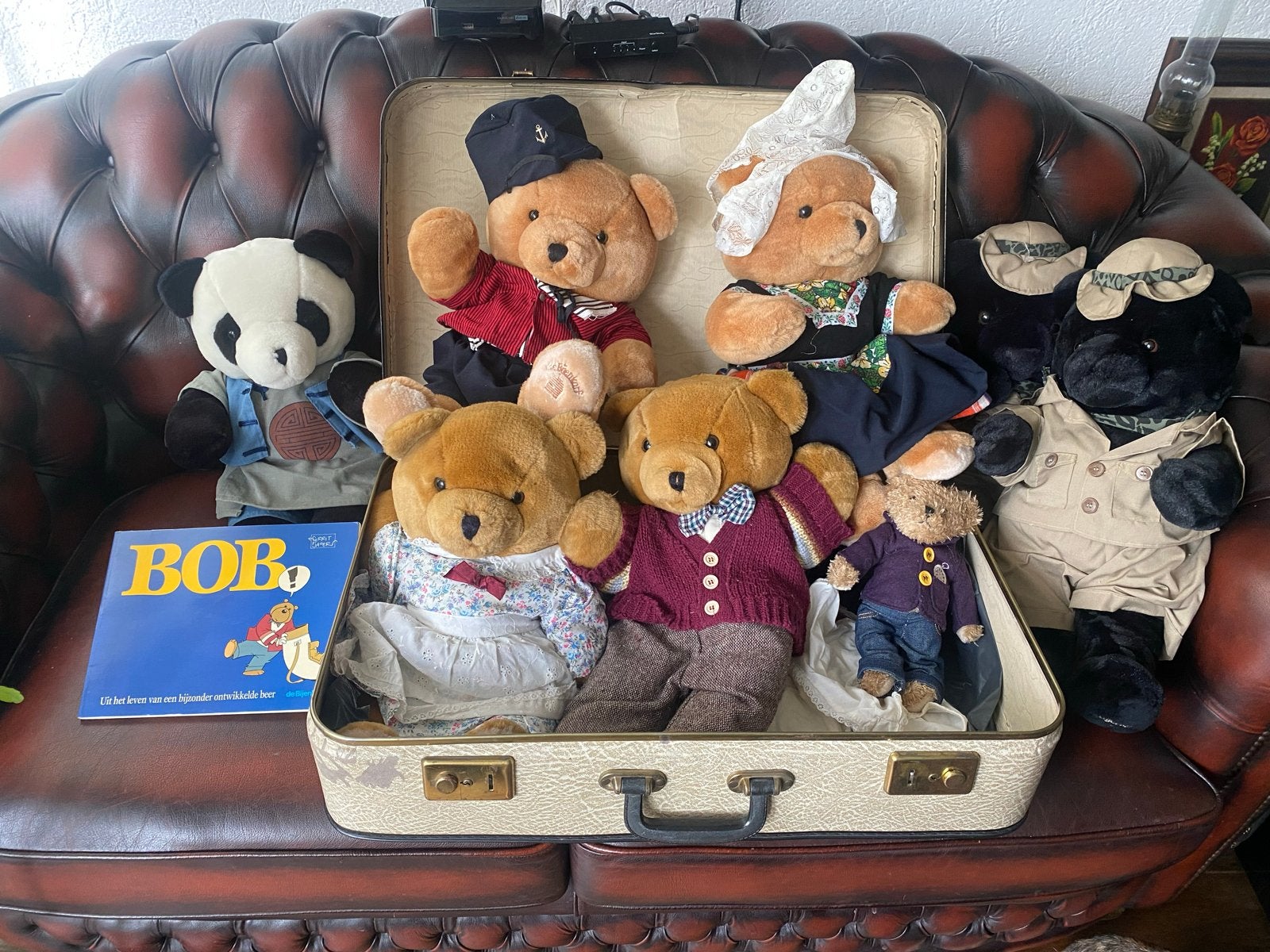 Grote collectie De Bijenkorf beren met kleding en koffer, Kinderen en Baby's, Overige merken, Beer, Ophalen of Verzenden, Zo goed als nieuw