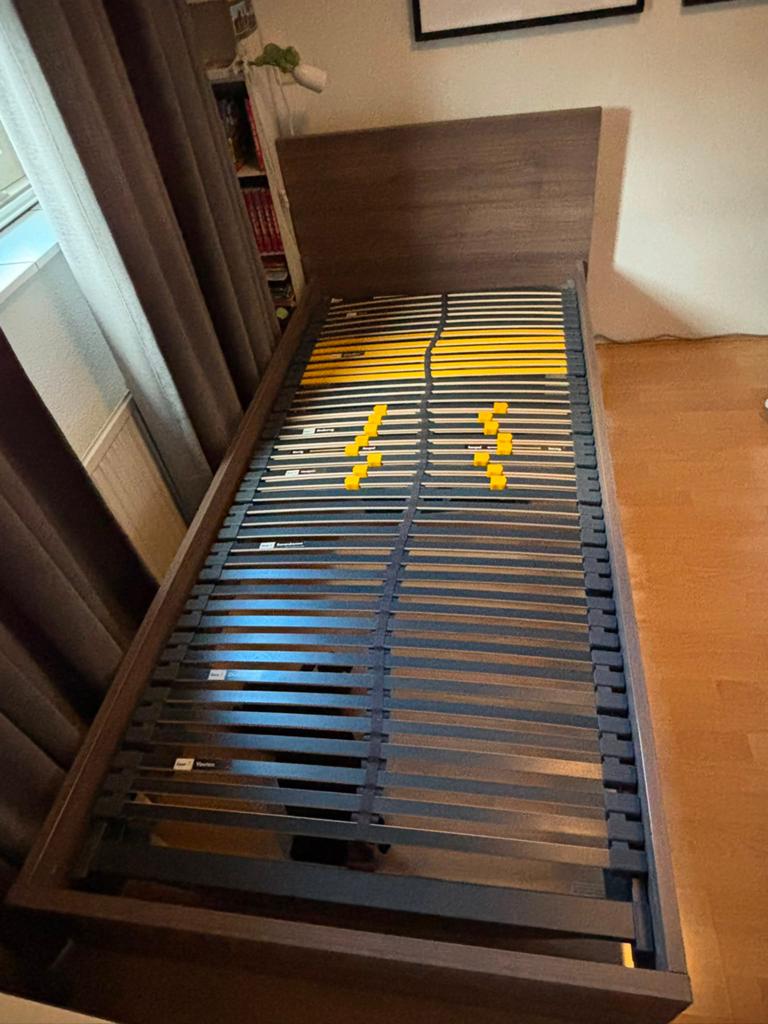 Eén persoonsbed en bijpassend nachtkastje, Ophalen, Gebruikt, 90 cm, 200 cm