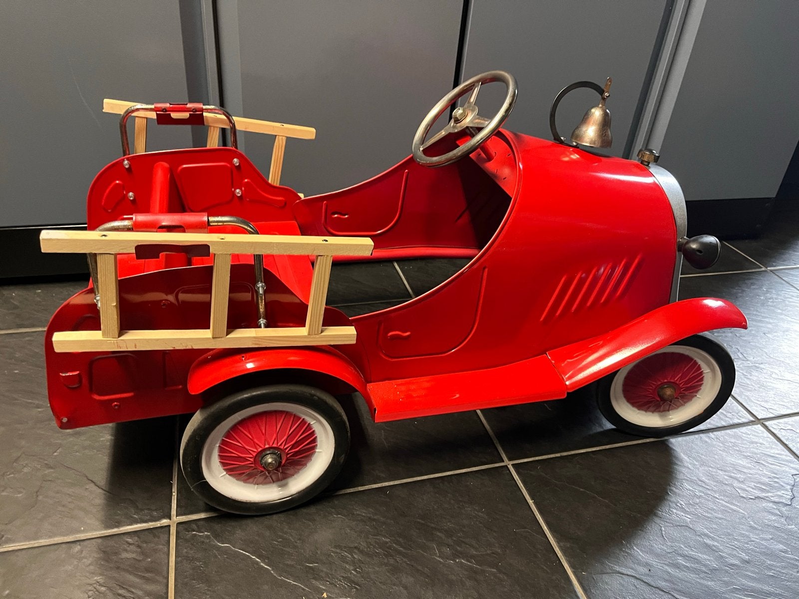 Vintage rode brandweer trapauto, Ophalen, Zo goed als nieuw